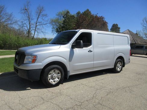 Used 2016 Nissan NV 2500 SV RWD image 2
