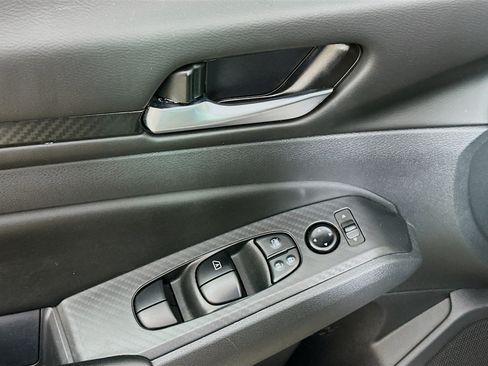 Used 2025 Nissan Altima 2.5 SV FWD image 15