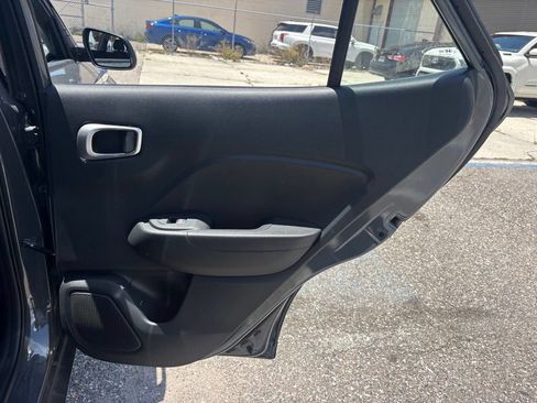 Used 2025 Hyundai Venue SE FWD image 15