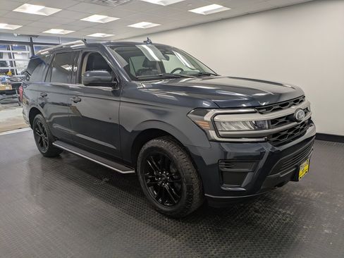 Used 2023 Ford Expedition XLT image 3