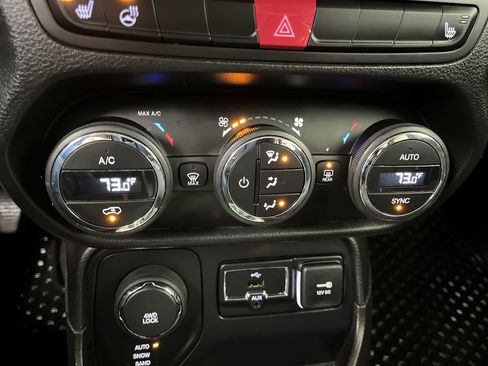 Used 2017 Jeep Renegade Latitude w/ Popular Equipment Group image 19