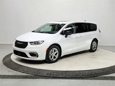 Used 2024 Chrysler Pacifica Limited image 3