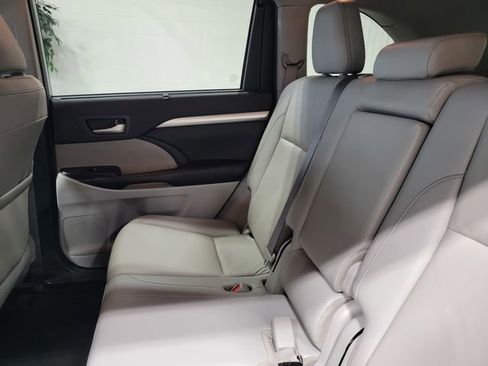 Used 2019 Toyota Highlander XLE AWD/4WD image 13