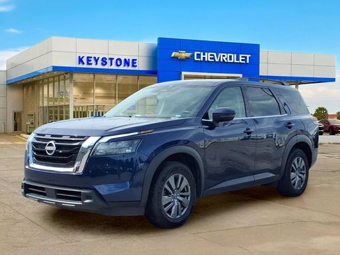 Used 2025 Nissan Pathfinder SV FWD image 3