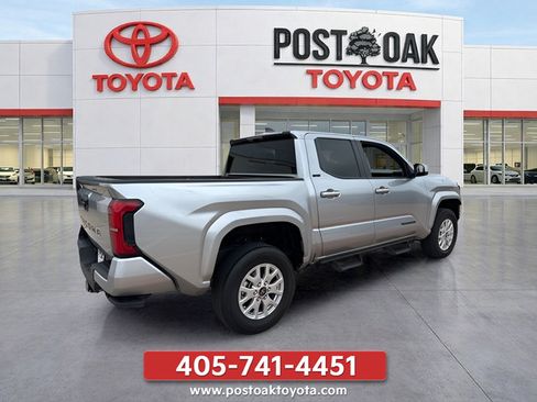 Used 2025 Toyota Tacoma SR5 AWD/4WD image 13