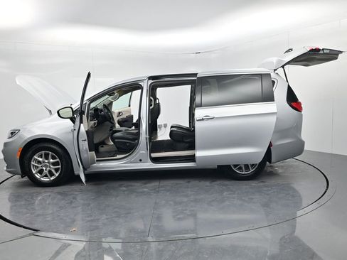 Used 2024 Chrysler Pacifica Touring-L image 60