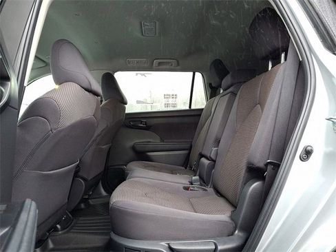 Used 2024 Toyota Highlander LE image 10