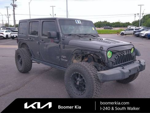 Used 2018 Jeep Wrangler Unlimited Sahara AWD/4WD image 6