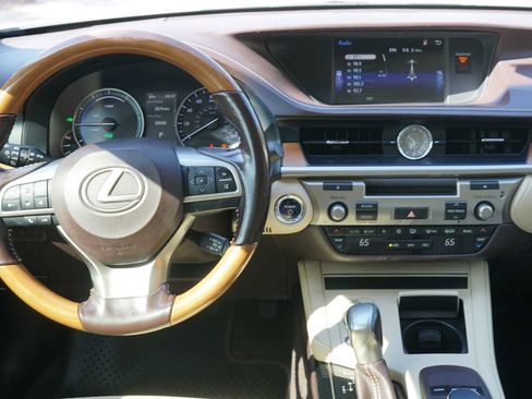 Used 2016 Lexus ES 300h w/ Premium Package w/Wood Trim FWD image 22
