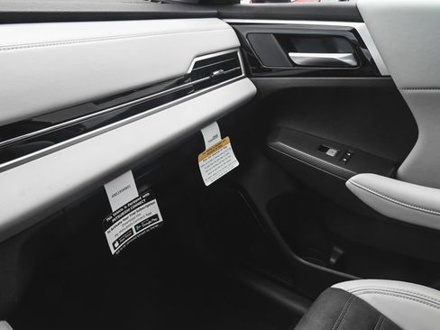 New 2025 Mitsubishi Outlander SE image 15