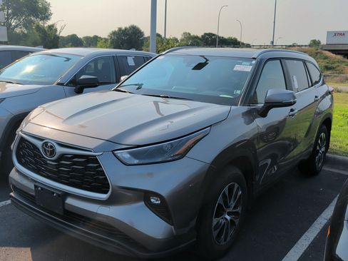 Certified 2026 Toyota Highlander XLE AWD/4WD image 2
