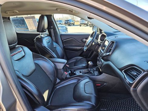 Used 2020 Jeep Cherokee Trailhawk w/ Cold Weather Group image 36