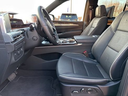 Used 2025 Cadillac Escalade Premium Luxury image 33