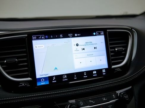 Used 2025 Chrysler Pacifica Limited FWD image 23