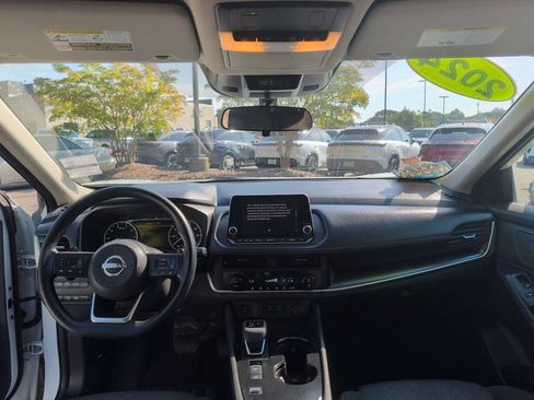 Used 2024 Nissan Rogue SV FWD image 11