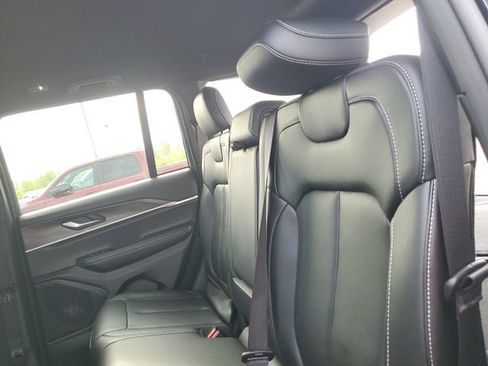 Certified 2024 Jeep Grand Cherokee Limited AWD/4WD image 30