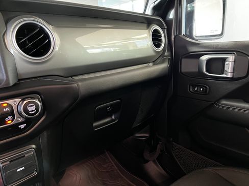 Used 2022 Jeep Wrangler Unlimited Sahara w/ LED Lighting Group AWD/4WD image 17