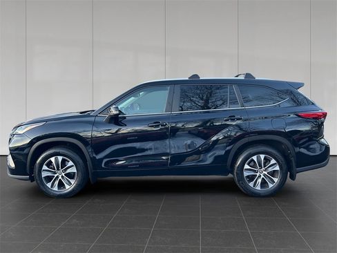 Used 2023 Toyota Highlander XLE image 2
