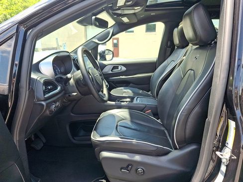 Used 2025 Chrysler Pacifica Limited FWD image 14