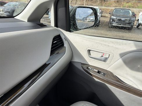 Used 2019 Toyota Sienna XLE image 24