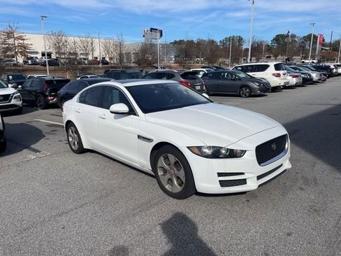 Used 2017 Jaguar XE image 1