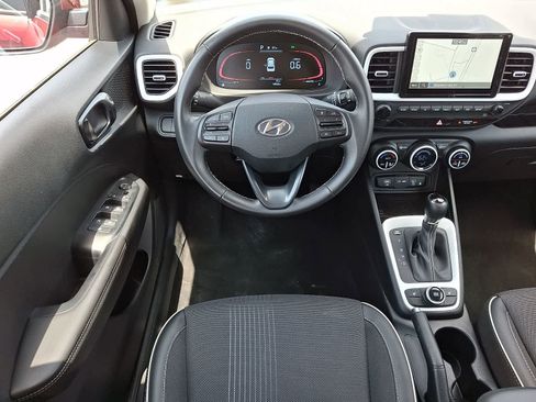 Used 2025 Hyundai Venue Limited FWD image 13