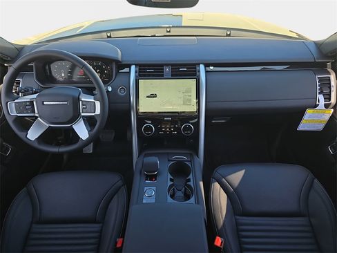 New 2025 Land Rover Discovery S image 9