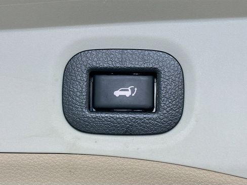 Used 2018 Nissan Rogue SV image 28