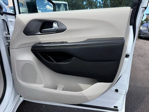 Used 2024 Chrysler Pacifica Touring-L FWD image 24