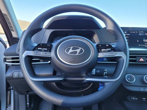 Certified 2025 Hyundai Elantra SE image 32