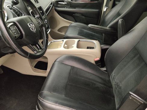 Used 2017 Dodge Grand Caravan SXT image 17