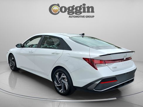 Certified 2025 Hyundai Elantra Sport FWD image 3