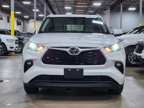 Used 2022 Toyota Highlander XLE AWD/4WD image 2