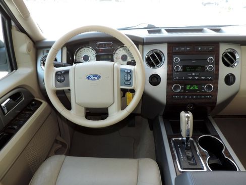 Used 2014 Ford Expedition XLT w/ Equipment Group 201A RWD image 20