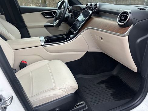 Used 2024 Mercedes-Benz GLC 300 4MATIC image 25