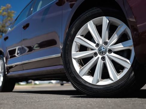 Used 2013 Volkswagen Passat 2.5 SEL Premium FWD image 11