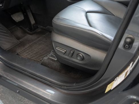 Used 2024 Toyota Highlander XLE AWD/4WD image 21
