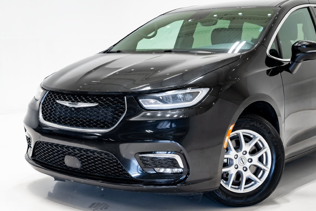 Used 2023 Chrysler Pacifica Touring FWD image 4