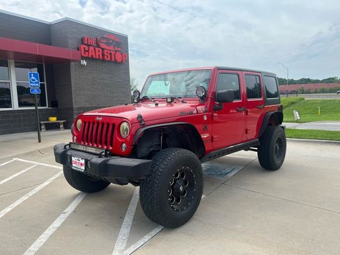 Used 2014 Jeep Wrangler Unlimited Sahara w/ Connectivity Group AWD/4WD image 2