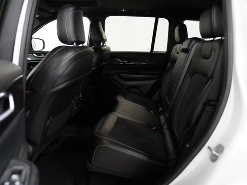 Used 2023 Jeep Grand Cherokee Altitude image 5