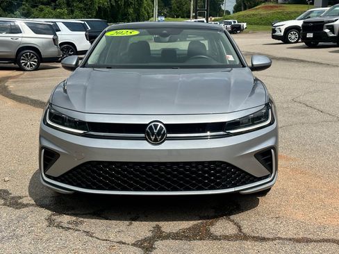 Used 2025 Volkswagen Jetta SE FWD image 6