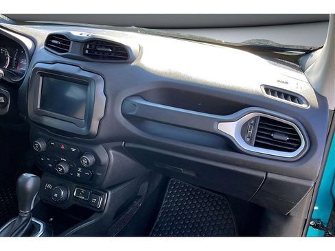 Used 2020 Jeep Renegade Latitude w/ Cold Weather Group image 18