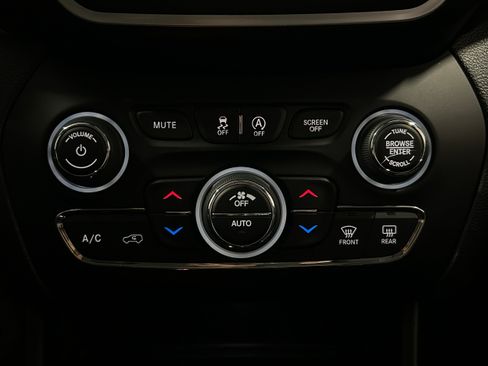 Used 2020 Jeep Cherokee Latitude Plus AWD/4WD image 11
