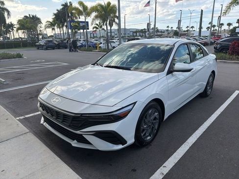 Used 2024 Hyundai Elantra SEL FWD image 2