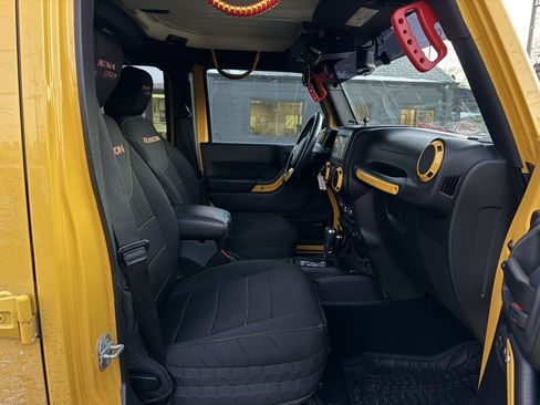 Used 2015 Jeep Wrangler Unlimited Rubicon image 34