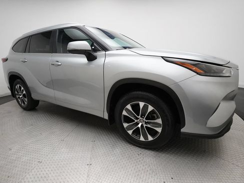 Used 2025 Toyota Highlander XLE AWD/4WD image 37