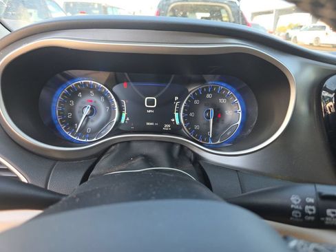 Used 2023 Chrysler Pacifica Touring-L FWD image 8