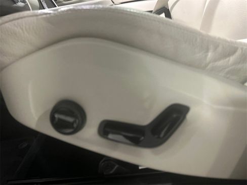 Certified 2024 Volvo XC90 B6 Plus image 11