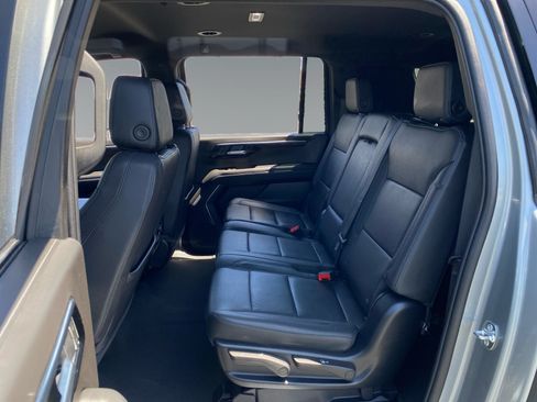 Used 2025 Chevrolet Suburban Z71 AWD/4WD image 13