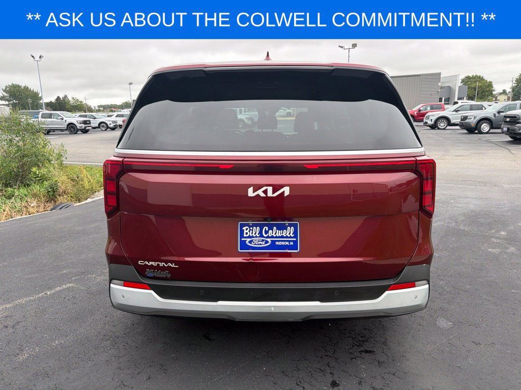 Used 2025 Kia Carnival FWD image 5
